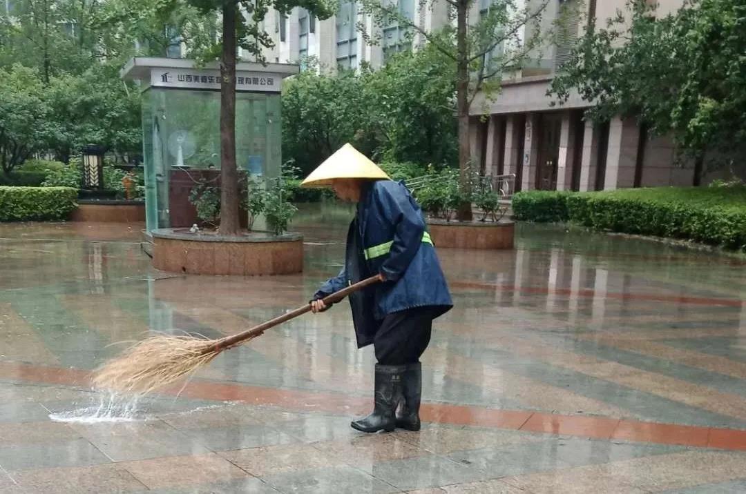 暴雨中那抹鮮亮的顏色